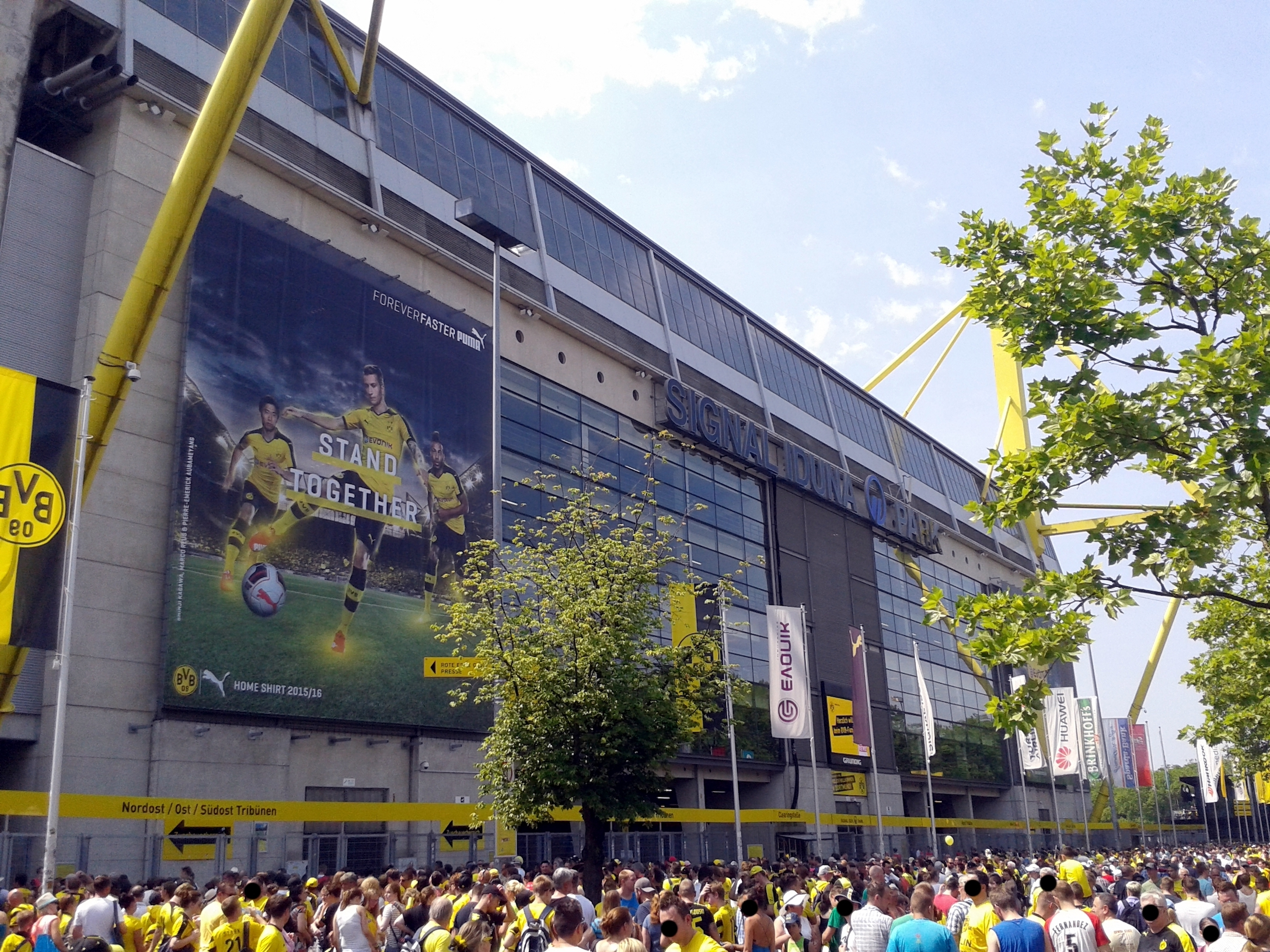 wartende Menschen vor dem Dortmunder Stadion; Detektei Dortmund, Detektiv Dortmund, Privatdetektiv Dortmund